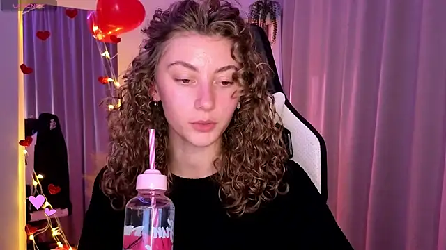 Snapshot of lady_curls chatting on February 18, 10:25 pm lady curls online show from February 18, 10:25 pm