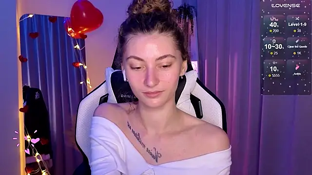 Snapshot of lady_curls chatting on February 24, 11:19 pm lady curls online show from February 24, 11:19 pm