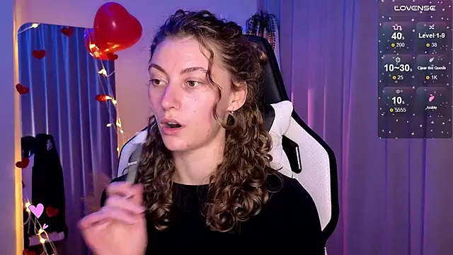 Snapshot of lady_curls chatting on February 26, 12:38 am lady curls online show from February 26, 12:38 am