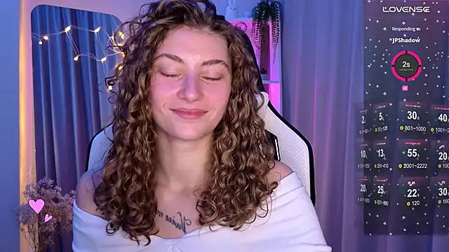 Snapshot of lady_curls chatting on March 5, 9:15 pm lady curls online show from March 5, 9:15 pm