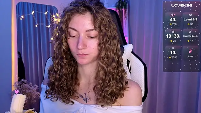 Snapshot of lady_curls chatting on March 6, 12:43 am lady curls online show from March 6, 12:43 am