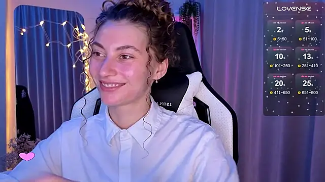 Snapshot of lady_curls chatting on March 6, 10:26 pm lady curls online show from March 6, 10:26 pm