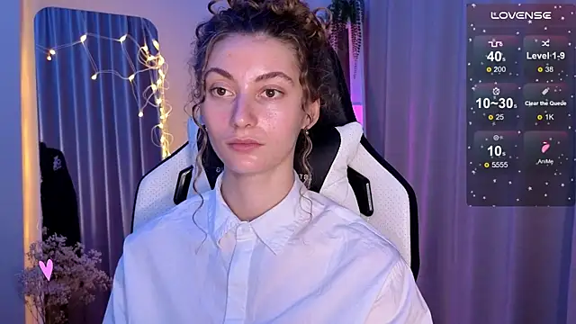 Snapshot of lady_curls chatting on March 7, 1:31 am lady curls online show from March 7, 1:31 am