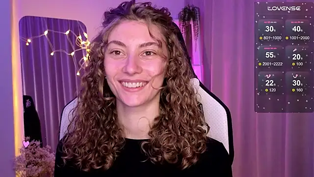 Snapshot of lady_curls chatting on March 9, 3:01 am lady curls online show from March 9, 3:01 am