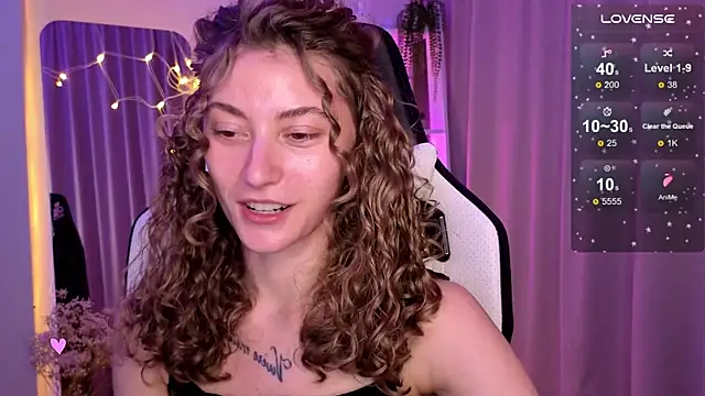 Snapshot of lady_curls chatting on March 9, 8:52 pm lady curls online show from March 9, 8:52 pm