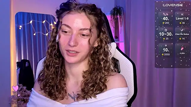 Snapshot of lady_curls chatting on March 12, 11:12 pm lady curls online show from March 12, 11:12 pm