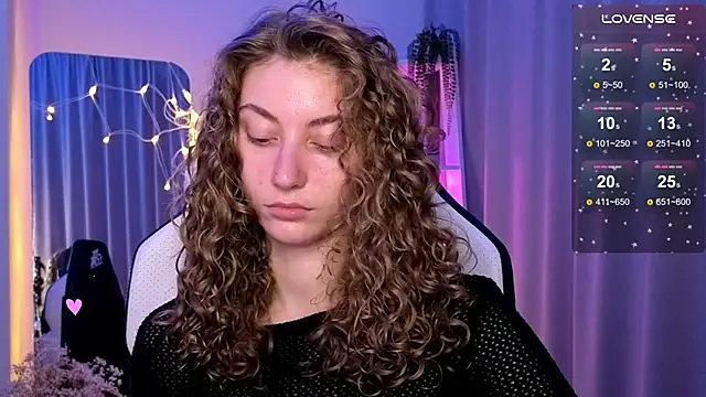 Snapshot of lady_curls chatting on March 14, 10:27 pm lady curls online show from March 14, 10:27 pm