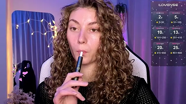 Snapshot of lady_curls chatting on March 15, 1:41 am lady curls online show from March 15, 1:41 am