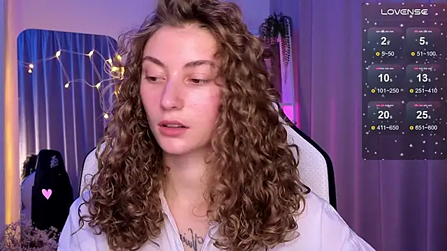 Snapshot of lady_curls chatting on March 15, 11:50 pm lady curls online show from March 15, 11:50 pm