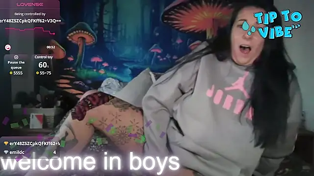 Snapshot of tattoomilf86 chatting on December 8, 4:07 pm tattoomilf86 online show from December 8, 4:07 pm