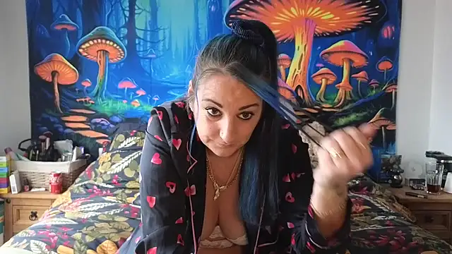 Snapshot of tattoomilf86 chatting on December 31, 2:25 pm tattoomilf86 online show from December 31, 2:25 pm