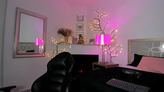 Snapshot of NattashaHotson chatting on February 12, 8:38 am NattashaHotson online show from February 12, 8:38 am