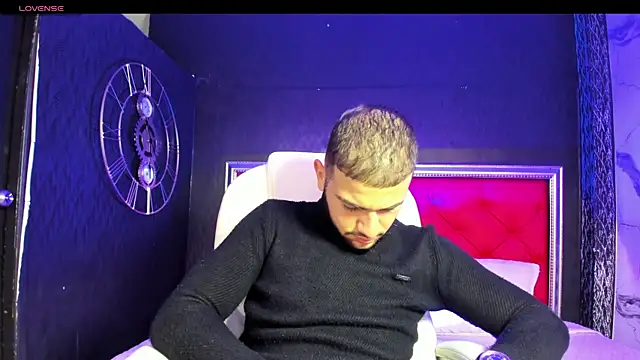 Snapshot of MaximusDick1_ chatting on December 6, 12:27 pm MaximusDick1 online show from December 6, 12:27 pm