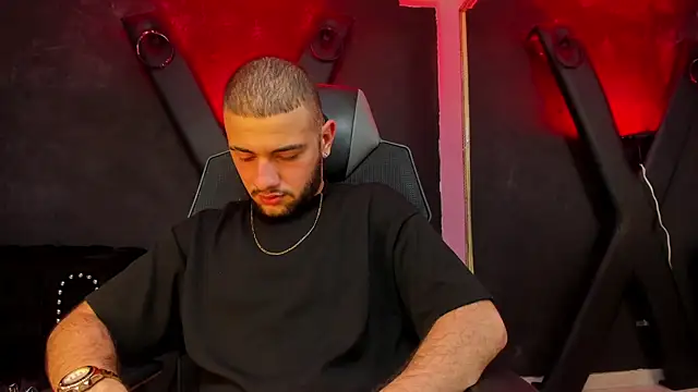 Snapshot of MaximusDick1_ chatting on September 18, 3:52 am MaximusDick1 online show from September 18, 3:52 am