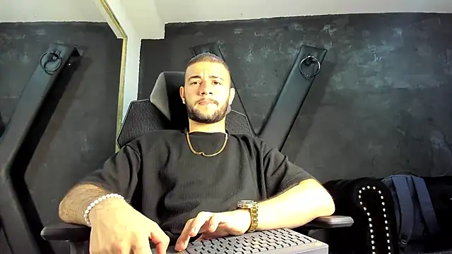 Snapshot of MaximusDick1_ chatting on October 6, 3:37 am MaximusDick1 online show from October 6, 3:37 am