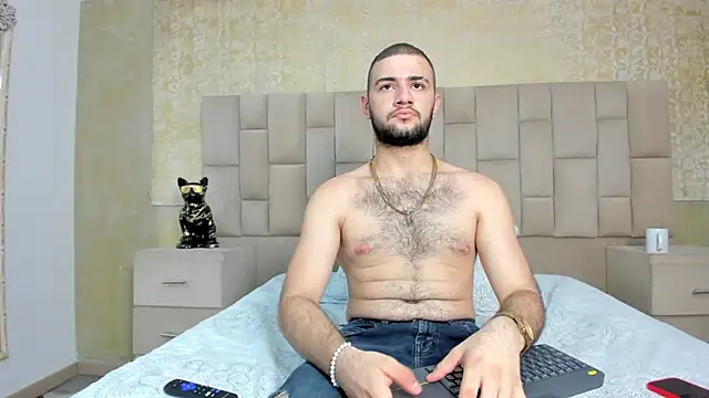 Snapshot of MaximusDick1_ chatting on October 17, 4:15 am MaximusDick1 online show from October 17, 4:15 am