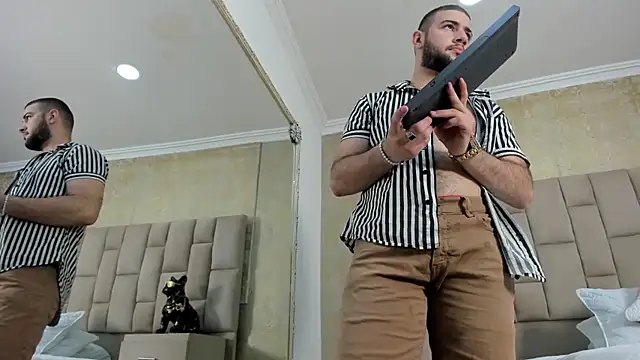 Snapshot of MaximusDick1_ chatting on October 19, 4:35 am MaximusDick1 online show from October 19, 4:35 am