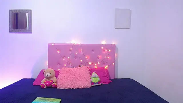 issa kitty online show from March 5, 4:45 am