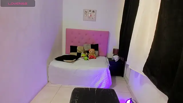 Snapshot of issa_kitty chatting on October 23, 8:18 pm issa kitty online show from October 23, 8:18 pm