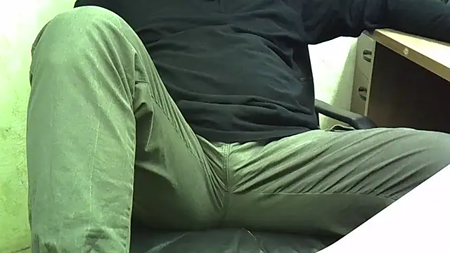 Snapshot of nikdov3 chatting on October 2, 5:14 am nikdov3 online show from October 2, 5:14 am