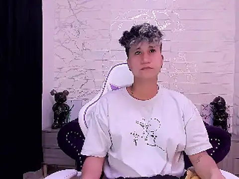 Snapshot of Im_Milan_Rs chatting on March 6, 6:41 am Im Milan Rs online show from March 6, 6:41 am