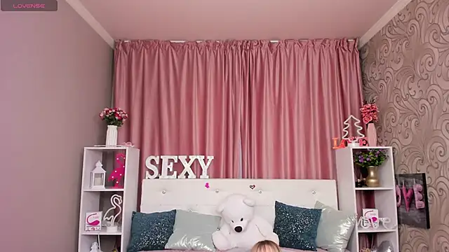 Snapshot of KattyPeachX chatting on February 7, 7:29 am KattyPeachX online show from February 7, 7:29 am