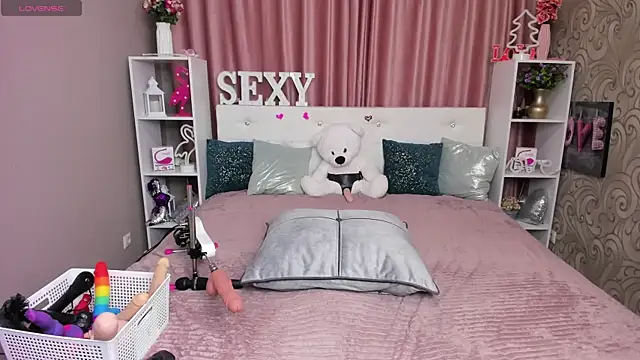 Snapshot of KattyPeachX chatting on February 14, 1:23 am KattyPeachX online show from February 14, 1:23 am