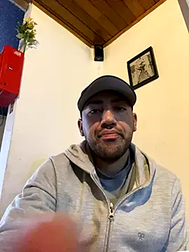 JuanZapata33 online show from November 12, 9:36 pm