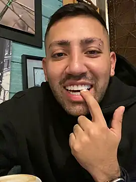 Snapshot of JuanZapata33 chatting on February 18, 11:44 pm JuanZapata33 online show from February 18, 11:44 pm