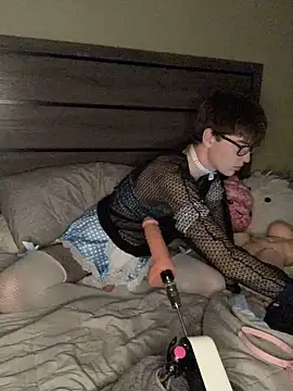 Snapshot of YourFavTwinkie chatting on February 1, 7:26 am YourFavTwinkie online show from February 1, 7:26 am