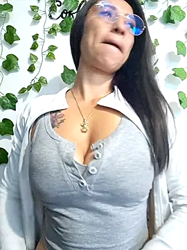 Snapshot of VALERY-03_ chatting on February 18, 12:12 pm VALERY-03 online show from February 18, 12:12 pm