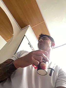 Snapshot of Danifornari chatting on November 4, 3:00 pm Danifornari online show from November 4, 3:00 pm