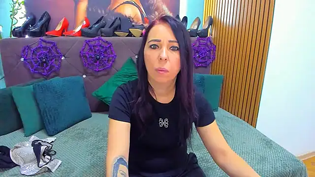 Snapshot of LauraSin chatting on October 31, 4:35 am LauraSin online show from October 31, 4:35 am