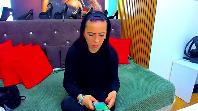 LauraSin online show from May 1, 3:33 am