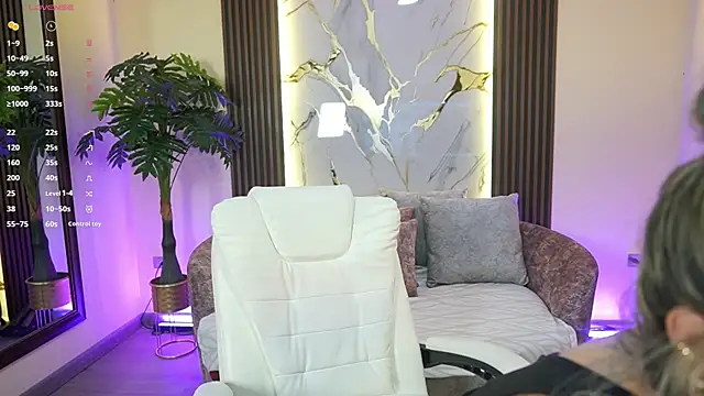 Snapshot of AlliceRouse chatting on October 17, 7:05 pm AlliceRouse online show from October 17, 7:05 pm