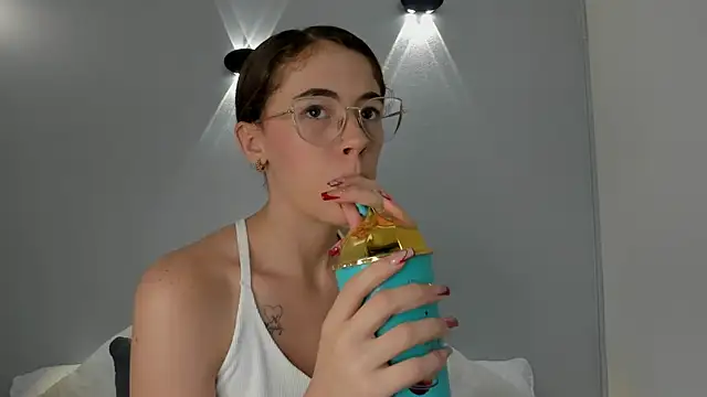 Snapshot of yulievans chatting on February 4, 5:23 pm yulievans online show from February 4, 5:23 pm