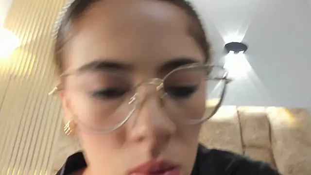 Snapshot of yulievans chatting on February 20, 10:37 pm yulievans online show from February 20, 10:37 pm