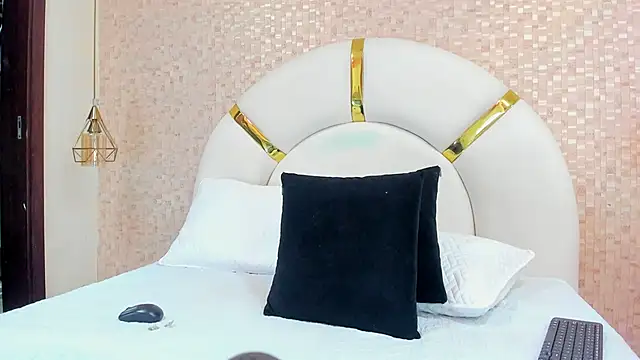 Snapshot of sophie_1 chatting on January 15, 3:11 am sophie 1 online show from January 15, 3:11 am