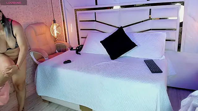 Snapshot of sophie_1 chatting on February 11, 3:40 am sophie 1 online show from February 11, 3:40 am