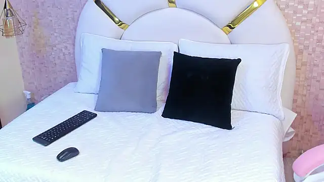 Snapshot of sophie_1 chatting on February 16, 3:15 am sophie 1 online show from February 16, 3:15 am