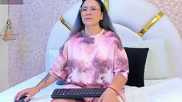 Snapshot of sophie_1 chatting on February 19, 3:06 am sophie 1 online show from February 19, 3:06 am
