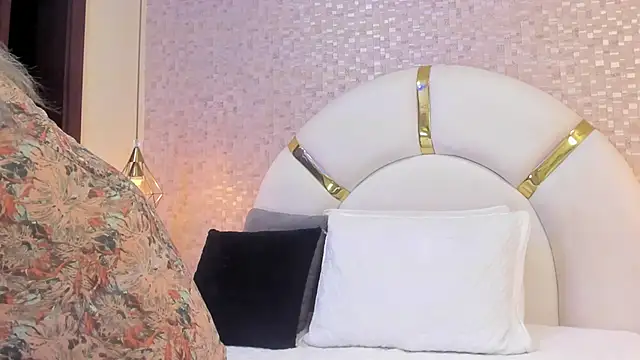 Snapshot of sophie_1 chatting on March 4, 10:49 pm sophie 1 online show from March 4, 10:49 pm