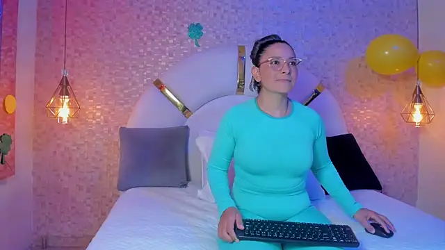 Snapshot of sophie_1 chatting on March 20, 3:13 am sophie 1 online show from March 20, 3:13 am