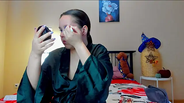 Snapshot of Mira_Karter chatting on October 30, 8:27 am Mira Karter online show from October 30, 8:27 am