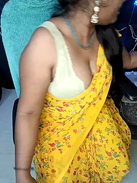 Snapshot of honey-sexy chatting on January 28, 12:00 pm honey-sexy online show from January 28, 12:00 pm
