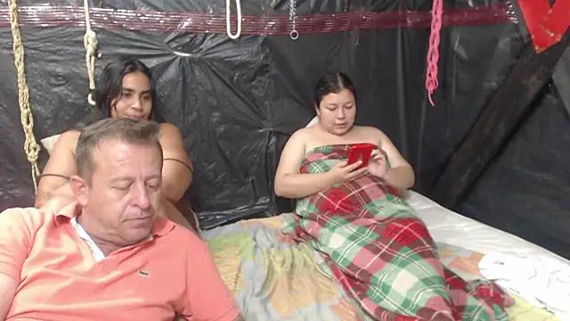 Snapshot of ZuriandAlex chatting on December 30, 5:48 am ZuriandAlex online show from December 30, 5:48 am