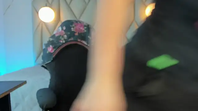 angelswets online show from December 3, 1:53 pm