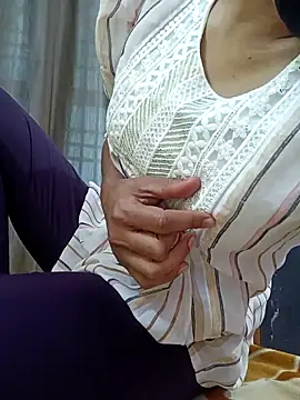 Snapshot of sneha_77 chatting on February 27, 6:07 am sneha 77 online show from February 27, 6:07 am
