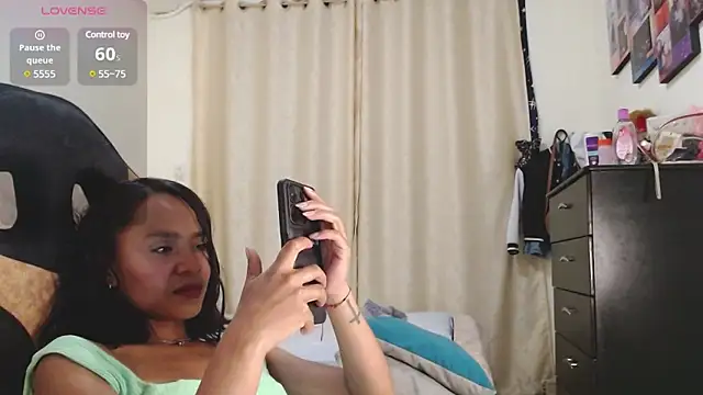 Snapshot of Samary_thomas chatting on December 22, 2:17 am Samary thomas online show from December 22, 2:17 am