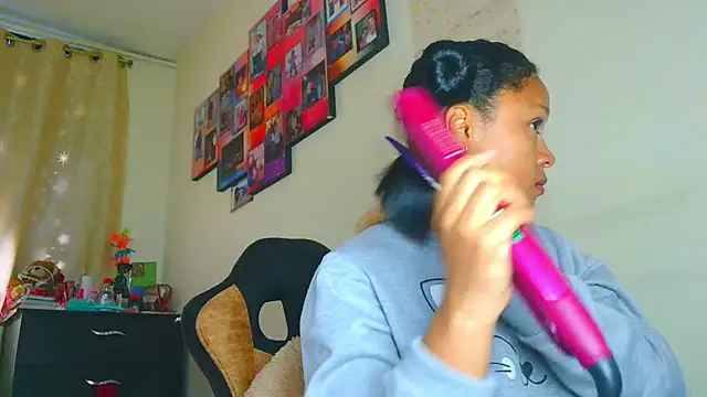 Snapshot of Samary_thomas chatting on May 26, 9:44 pm Samary thomas online show from May 26, 9:44 pm